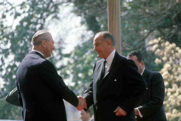 Bundeskanzler Kurt Georg Kiesinger (li., Deutschland CDU) begrüßt Präsident Lyndon B. Johnson (USA) während eines Staatsbesuches in Deutschland