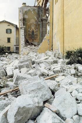 Trümmer vor einer zerstörten Kirche nach dem schweren Erdbeben im Friaul - Italien