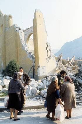 Anwohner vor einer zerstörten Kirche nach dem schweren Erdbeben im Friaul - Italien