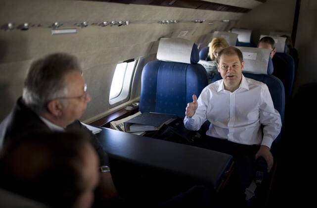 Arbeitsminister Olaf Scholz (re., Deutschland SPD) mit Staatssekretär Klaus Brandner (li., Deutschland SPD) im Flugzeug am Rande des G8-Gipfels in Rom