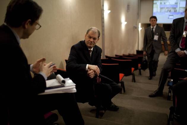Arbeitsminister Olaf Scholz (Mitte, Deutschland SPD) und Tobias Piller (Redakteur F.A.Z.) während des G8-Gipfels in Rom