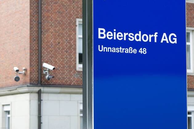 Schild vor dem Unternehmenssitz der Beiersdorf AG in Hamburg