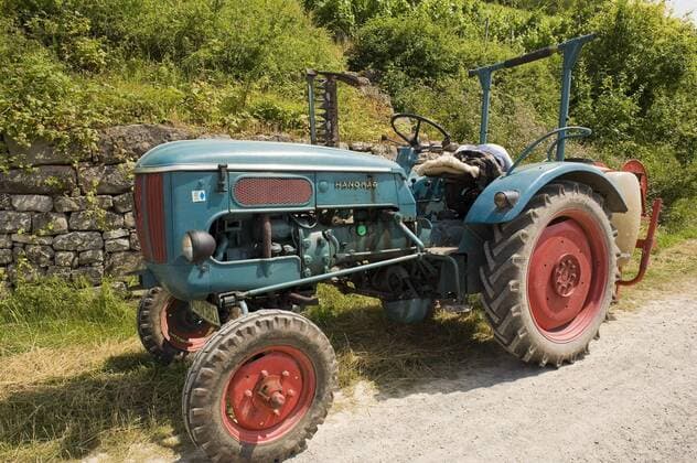 Alter Hanomag-Traktor in den Weinbergen bei Ziegelanger, Unterfranken, Bayern, Deutschland, Europa   iblrik01207870