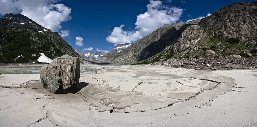 IMAGO Nature: Unsere Erde, Klimawandel, Gletscherschmelze  Findling im Flussdelta des Lauteraargletschers, Grimselgebiet, Urner Alpen, Kanton Uri, Schweiz, Europa   iblmis01223225