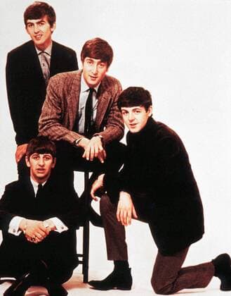 The Beatles: Ringo Starr (sitzend), George Harrison (li.), John Lennon (2.v.re.) und Paul McCartney -  - HA