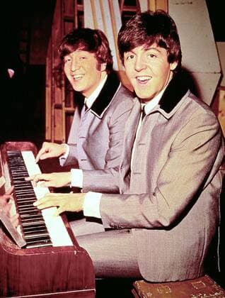 Paul McCartney (re.) und John Lennon (beide The Beatles) vierhändig am Piano - 