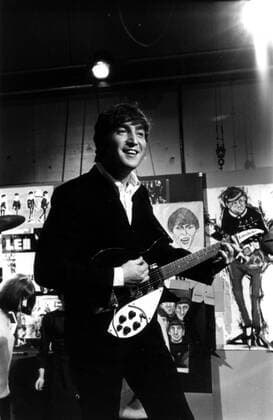Sänger John Lennon (The Beatles) während eines Konzerts in London -  - CS