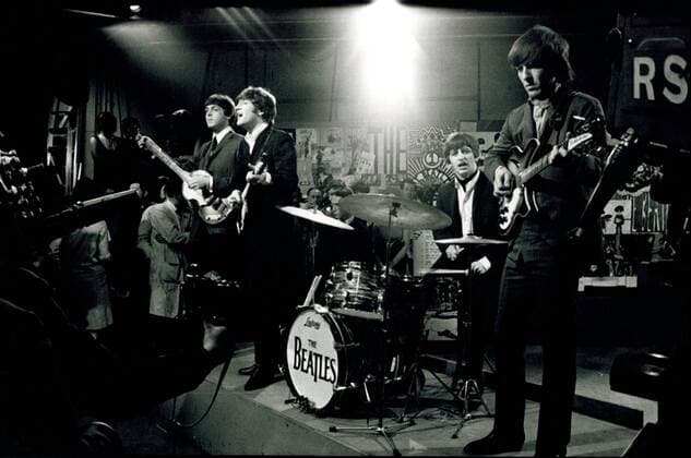 The Beatles - v.r.n.l.: George Harrison, Ringo Starr, John Lennon und Paul McCartney während eines Konzerts in London - 