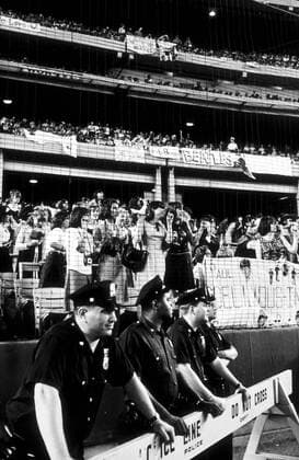 Polizei und Publikum während eines Konzerts der Beatles im Shea Stadium in New York -  - HA