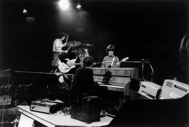 The Beatles - v.l.n.r.: Ringo Starr, John Lennon, Paul McCartney und George Harrison während Filmaufnahmen in London -  - TONY BRAMWELL