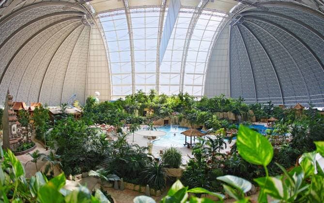 Exotische Badelandschaften im Tropical Island Resort in Brand