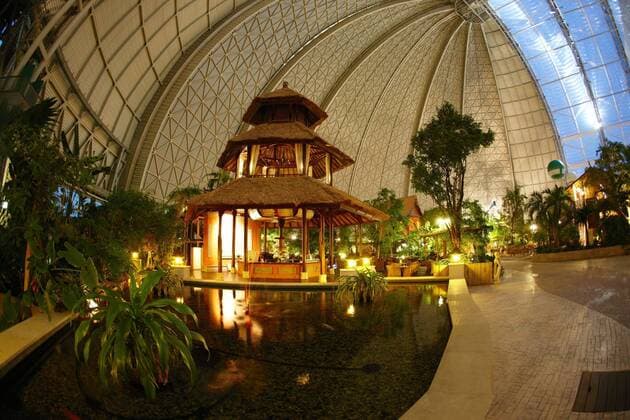 Beleuchteter Bali-Pavillon im nächtlichen Tropical Island Resort in Brand