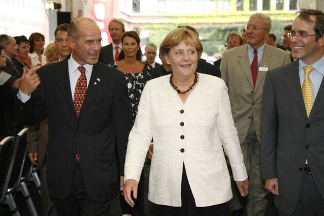Bundeskanzlerin Angela Merkel (Deutschland CDU) mit Karl-Erivan Haub (li., Geschäftsführer Unternehmensgruppe Tegelmann) und Christian W. E. Haub (re., CEO A & P) in Mülheim - Besuch eines CO2-freien Supermarkts (Klimamarkt) der Unternehmensgruppe Tengelmann