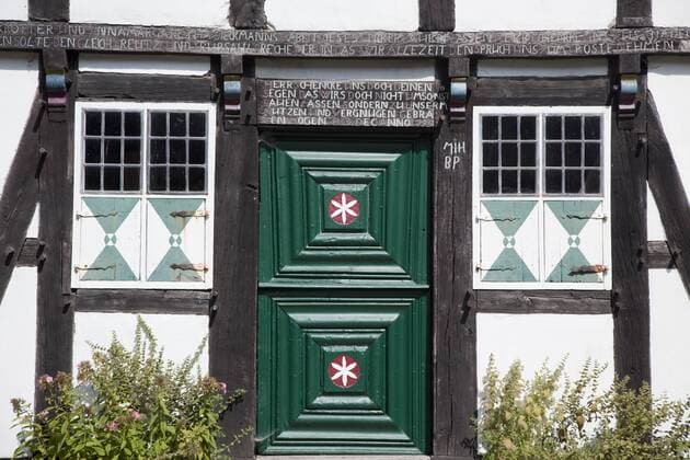 Tür eines Fachwerkhauses im Bauernhausmuseum in Bielefeld