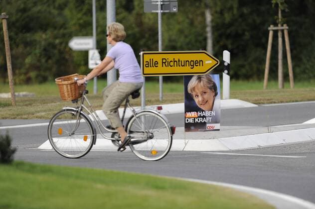 Philippsburg, Deutschland: Alle Richtungen - Straßenschild und Wahlkampfplakat der CDU mit Bundeskanzlerin Angela Merkel und Schriftzug: Wir haben die Kraft