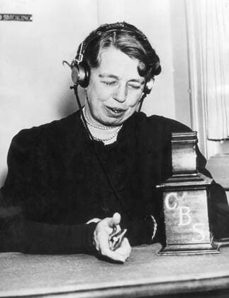 Berühmte Feministinnen, Eleanor Roosevelt Sep 12, 1937 - Washington, District of Columbia, USA - A suffragist, who worked to enhance the status of working women, one of the co-founders of Freedom House and an active supporter of the formation of the United Nations, ANNA ELEANOR ROOSEVELT s political aspirations went way beyond supporting her husband Franklin D. Roosevelt as a First Lady of the United States. PICTURED: ELEANOR ROOSEVELT during a radio interview. Washington USA  - ZUMAk09