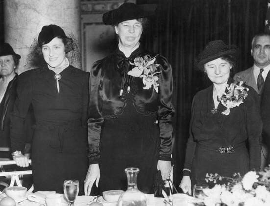 Berühmte Feministinnen, Eleanor Roosevelt Oct 13, 1937 - Philadelphia, USA - A suffragist, who worked to enhance the status of working women, one of the co-founders of Freedom House and an active supporter of the formation of the United Nations, ANNA ELEANOR ROOSEVELT s political aspirations went way beyond supporting her husband Franklin D. Roosevelt as a First Lady of the United States. PICTURED: ELEANOR ROOSEVELT (middle), GEORGE E. EARLE wife of Pennsylvania s governor (left) and Lady MOORE. Philadelphia USA  - ZUMAk09
