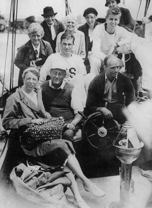 Berühmte Feministinnen, Eleanor Roosevelt Jan 01, 1940 - New York, New York, USA - The thirty-second President of the United States, FRANKLIN DELANO ROOSEVELT was elected to four terms in office, he served from 1933 to 1945, and is the only U.S. president to have served more than two terms of office. Assuming the Presidency at the depth of the Great Depression, Franklin D. Roosevelt helped the American people regain faith in themselves. He brought hope as he promised prompt, vigorous action, and asserted in his Inaugural Address, the only thing we have to fear is fear itself. PICTURED: Roosevelt family aboard Amberjack 11 - FRANKLIN D. ROOSEVELT with wife ANNA ELEANOR ROOSEVELT his oldest son JAMES ROOSEVELT; second row: secretary NANCH COOK, JOHN ROOSEVELT and FRANKLIN D. JR. New York USA  - ZUMAk09