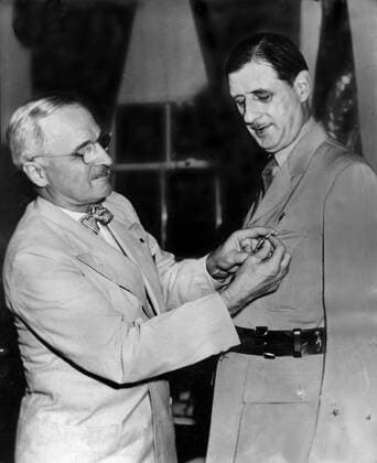 Apr 05, 1945; WASHINGTON D.C., USA; American President HARRY S. TRUMAN awards the medal of Legion of Merit to France s General CHARLES DE GAULLE, at the White House, Washington D.C. WASHINGTON D.C. USA  - ZUMAk09