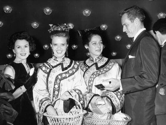 May 09, 1963; Paris, France; Actor CHARLTON HESTON known for his religious roles in Ben-Hur and The Ten Commandments , pictured with his wife LYDIA CLARKE and Chinese dressed hostesses at the premiere of, 55 Days at Peking . Paris France  - ZUMAk09