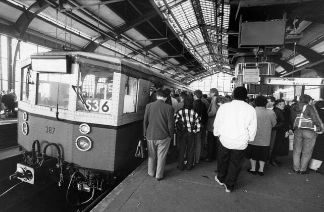 Die DDR öffnet die Grenzen für ihre Bürger zur BRD und Berlin-West. Andrang auf die S-Bahn auf dem Bahnhof Friedrichstraße.