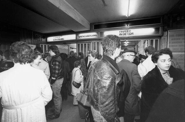 Die DDR öffnet die Grenzen für ihre Bürger zur BRD und Berlin-West. Andrang auf die S-Bahn auf dem Bahnhof Friedrichstraße