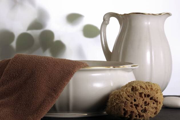 Alte Waschschüssel mit Handtuch, Seife und Schwamm ibxjwt01278428