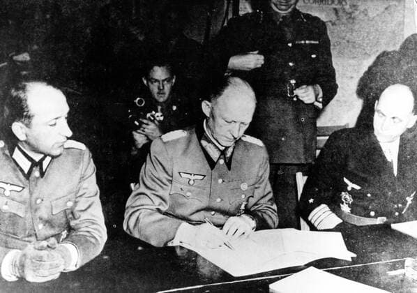 May 07, 1945; Reims, FRANCE; The unconditional surrender of the German Third Reich being signed in the early morning hours of Monday, May 7, 1945 at Supreme Headquarters, Allied Expeditionary Force (SHAEF) at Reims in northeastern France. Chieff of Staff of the German Army, colonel-general ALFRED JODL is seen signing the document of surrender. At left major WILHELM ORENIUS, at right German Admiral VON FRIEDEBURG. Reims FRANCE  - ZUMAk09