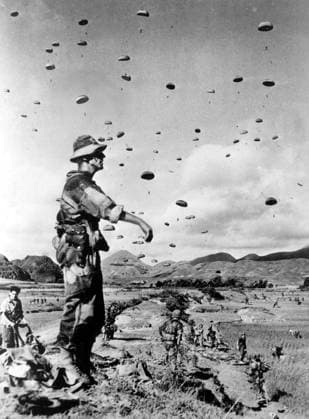 IMAGO History, Vietnamkrieg: 1955-1975 Apr 01, 1946 - Dien Bien Phu, Viet Nam - World War II became a trigger for Vietnam seeking independence from France as well as to oppose Japanese occupation. In 1941 a Vietnamese socialist activist HO CHI MINH founds Viet Minh - a national liberation movement which conquers Hanoi in what became known as the August Revolution. HO CHI MINH declares Vietnam to be independent, naming the country the Democratic Republic of Vietnam (DRV) but fails to be recognized by French authorities and the U.S. president Harry S Truman. French forces entered Vietnam and fighting quickly broke out between French and Viet Minh forces. By 1949, when the French reinstalled Bao Dai as figurehead, the two sides had fought to a standstill. The fighting between the French and Viet Minh came to be called the First Indochina War and would last for another five years, until 1954. PICTURED: French paratroops at the be  - ZUMAk09