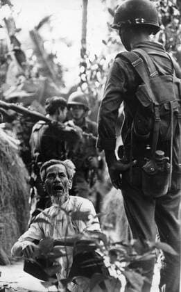 IMAGO History, Vietnamkrieg: 1955-1975 Nov 05, 1965; Phi Binh, Vietnam; When regional forces were heli-lifted into Phi Binh, six miles from Da nang, in an attempt to trap Viet Cong company, they encountered sniper fire. Vietnamese soldiers question a farmer about the Viet Cong. In the 1950 s, the US began to send troops to Vietnam, during the following 25-year period, the ensuing war would create some of the strongest tensions in US history. Almost 3 million US men and women were sent to fight for what was a questionable cause. In total, it is estimated that over 2,5 million people on both sides were killed. Phi Binh Vietnam  - ZUMAk09