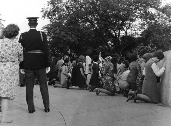IMAGO History, Ermordung von US-Präsident John F. Kennedy in Dallas, 1963 Jun 07, 1968; New York, NY, USA; Over 60,000 visitors and curious visited the ROBERT F. KENNEDY grave in the first 24 hours after the funeral. The grave was placed adjacent to the grave of his brother, John F. Kennedy which was recently completed. In front of both graves there is a small oval plaza surrounded by a grey stone parapet bearing inscriptions of speeches by late President JFK. Visitors were directed by guards, entering from the left and exiting to the right after kneeling in silent prayer. New York USA  - ZUMAk09