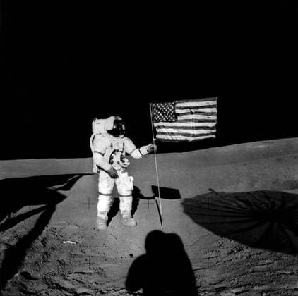 IMAGO History, Mondlandung der Apollo 11 am 20.07.1969 Aug 06, 1971; IN SPACE; Astronaut ALAN B. SHEPARD holds the pole of the American flag on the surface of the moon during the Apollo 14 mission. IN SPACE Outer Space  - ZUMAk09