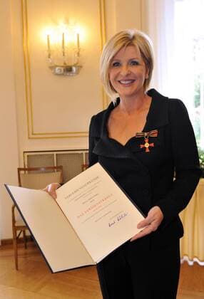 Große Ehre für Carmen Nebel - die Moderatorin wurde mit dem Bundesverdienstkreuz am Band ausgezeichnet - Verleihung Bundesverdienstkreuz, 2009 