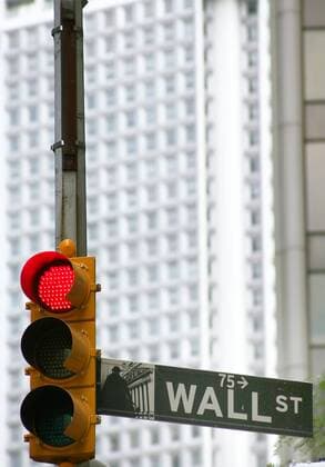 rote Ampel an der Wallstreet, USA, New York (Bundesstaat), New York City red traffic sign at Wall Street stock exchange, USA, New York (state), New York City BLWS218766