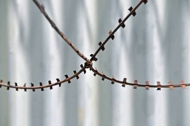 Stacheldraht im Tuol-Sleng-Museum, ehemalige Schule, die von den Roten Khmer als Konzentrationslager und Foltergefaengnis benutzt wurde, Kambodscha, Phnom Penh barbed wire of Tuol Sleng Genocide Museum, Cambodia, Phnom Penh BLWS218850