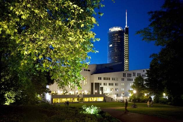 Architektur von Alvar Aalto Aalto-Theater und RWE-Turm in Essen zur blauen Stunde, Deutschland, Nordrhein-Westfalen, Ruhrgebiet, Essen Aalto theatre and RWE Tower at blue hour, Germany, North Rhine-Westphalia, Ruhr Area, Essen BLWS226620
