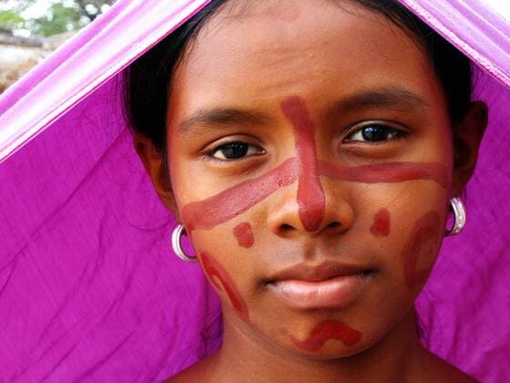 IMAGO Cultures of the world, Wayuu Volk in Kolumbien junge Wayuu-Indianerin in traditioneller Kleidung und mit Gesichtsbemalung auf der Halbinsel Guajira, Kolumbien, La Guajira Indian Wayuu woman in traditional clothing and with face painting on the peninsula of Guajira, Colombia, La Guajira BLWS167536