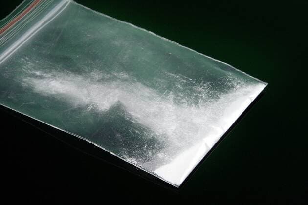 Symbolbild Drogen, weisses Pulver in einer Plastiktuete symbol image drugs BLWS202058
