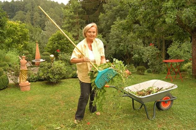 Ruth Maria Kubitschek, die Schauspielerin zuhause in ihrem Garten in der Schweiz 