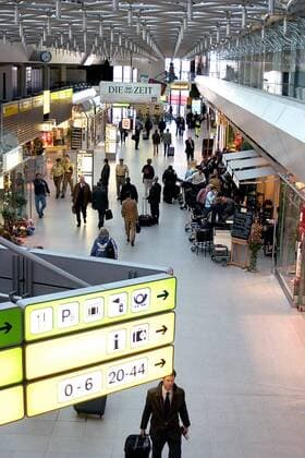 Menschen und Geschaefte im Flughafen Berlin-Tegel, Deutschland, Berlin travellers and shops in the airport Berlin-Tegel, Germany, Berlin BLWS204917