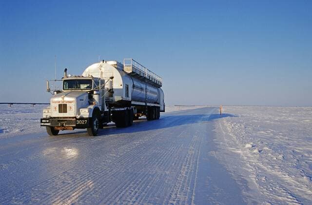Truck auf einer Eisstrasse, die im Winter einzelnen Oelbohrstationen an der Prudhoe Bay verbindet, USA, Alaska, Prudhoe Bay truck on ice road, connected oil pumping stations of Prudhoe Bay, USA, Alaska, Prudhoe Bay BLWS185443