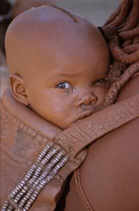 IMAGO Creative: Hunger Baby auf dem Arm der Mutter Baby on his mother s arms BLWS178074