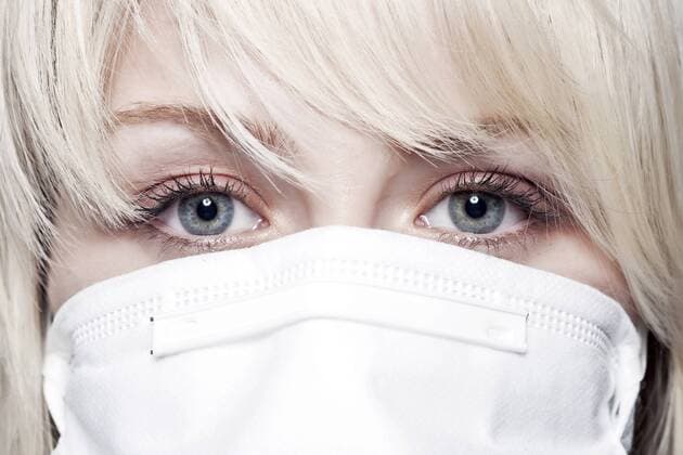 Junge Frau mit Mundschutz. Junge Frau mit Mundschutz. MR - model released