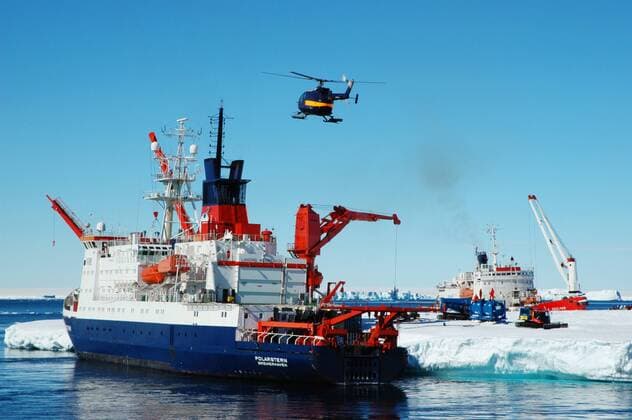 Entladung des Forschungsschiffes Polarstern in der Antarktis, Antarktis, Atka-Bucht Setting and removal of Antarctic research vessel, Antarctica, Atka-Bucht BLWS036852