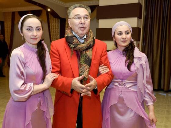 ITAR-TASS 39: GROZNY, CHECHNYA. OCTOBER 7, 2009. Designer Vyacheslav Zaytsev and Laura and Medni Arzhiyev (L to R) seen before a catwalk show of the collection of clothes for youth created by Chechen fashion designers Laura and Medni Arzhiyev. The catwalk show is a part of the unveiling ceremony of a local fashion boutique.  RE0BFC27