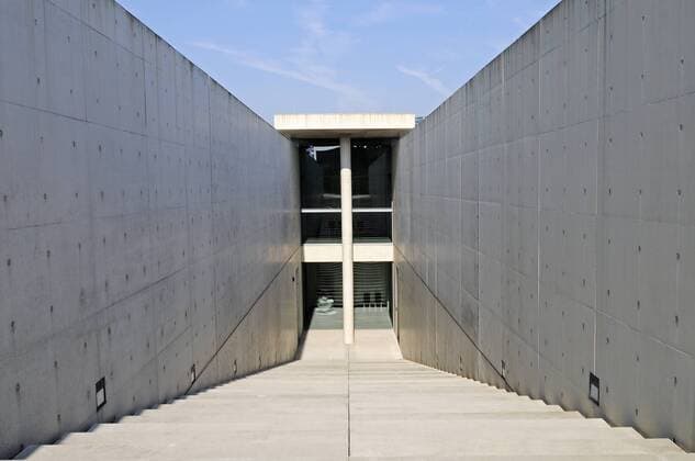 Architektur von Tadao Ando Moderne Architektur, Treppe, Beton, ehemalige Raketenstation, Kunstmuseum, Langen Foundation, Architekt Tadao Ando, Hombroich, Kreis Neuss, Nordrhein-Westfalen, Deutschland, Europa iblbab01296449