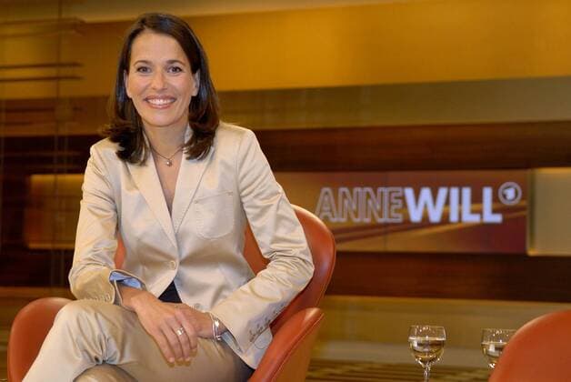 Anne Will, die Moderatorin im Studio zu ihrer ARD Talkshow in Berlin 