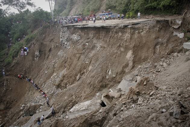 IMAGO Nature: Unsere Erde, Umweltprobleme, Bodenerosion (091012) -- MANILA, Oct. 12, 2009 (Xinhua) -- Stranded commuters walk along a foot path below a collapsed highway in the town of Taloy Sur, Tuba, near Baguio City of Benguet Province, in north Philippines, on Oct. 12, 2009. Search and rescue teams struggled to reach areas of the northern Philippines cut off by storm-triggered landslides and flooding that have left more than 600 people dead, officials said. (Xinhua Roel Zaragoza) (zw) (1)THE PHILIPPINES-TROPICAL STORM-AFTERMATH 
