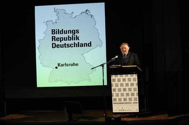 Karlsruhe, DEU, 09.10.2009: Eröffnung der Jubiläumsausstellung -IMAGINING MEDIAatZKM- im Foyer des ZKM - Zentrum für Kunst und Medientechnologie Karlsruhe-. Prof. Peter Weibel, Vorstand des ZKM Karlsruhe, wirft in seiner Rede ein Blick nach Vorne, dafür hat er zwei Plastikohren angezogen die von Capitain Spock, der Kommandant des Enterprises in der Serie Star Trek. Seiner Vision, eine BRD, Bildungsrepublik Deutschland, dessen Hauptstadt Karlsruhe ist. 09.10.2009