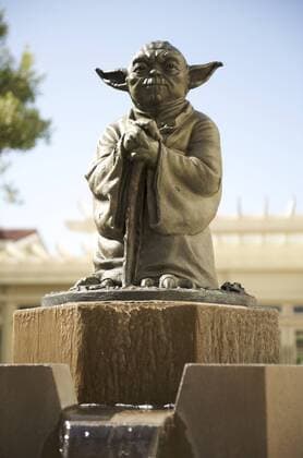 Yoda-Brunnen vor dem Eingang zum Letterman Digital Arts Center, Lucasfilm, im Presidio, San Francisco, Kalifornien, USA iblrmm01306939
